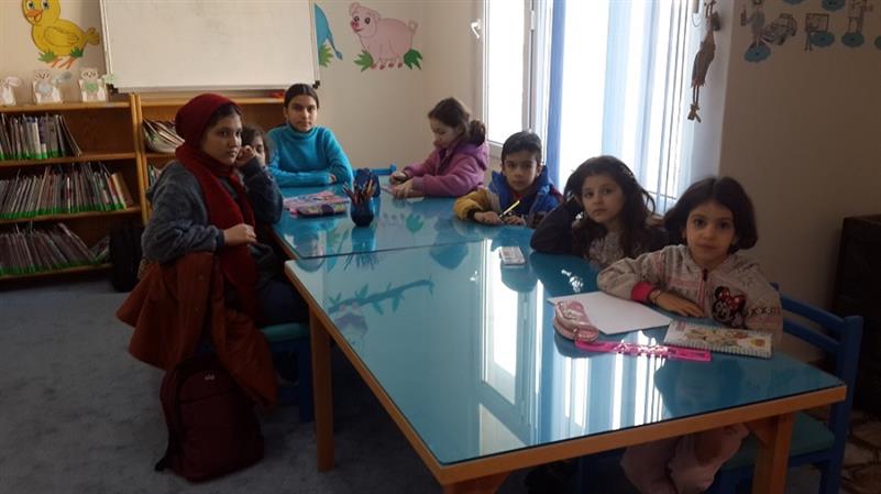 شعرخوانی و قصه گویی برای اعضای کتابخانه